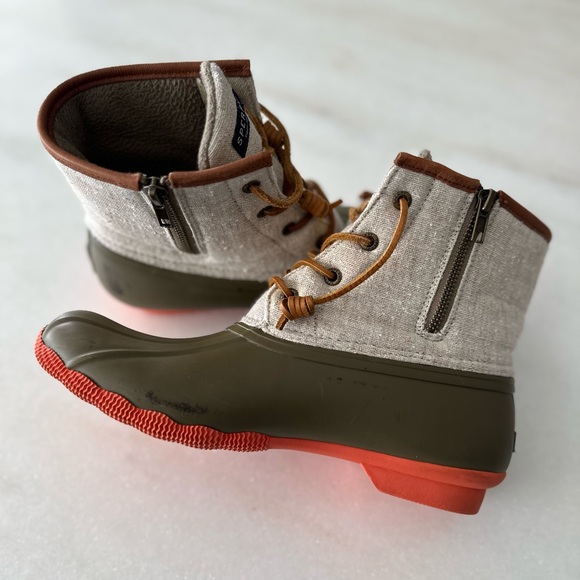 Sperry women’s duck boots. Size 9. Worn 4 times. Still great condition.